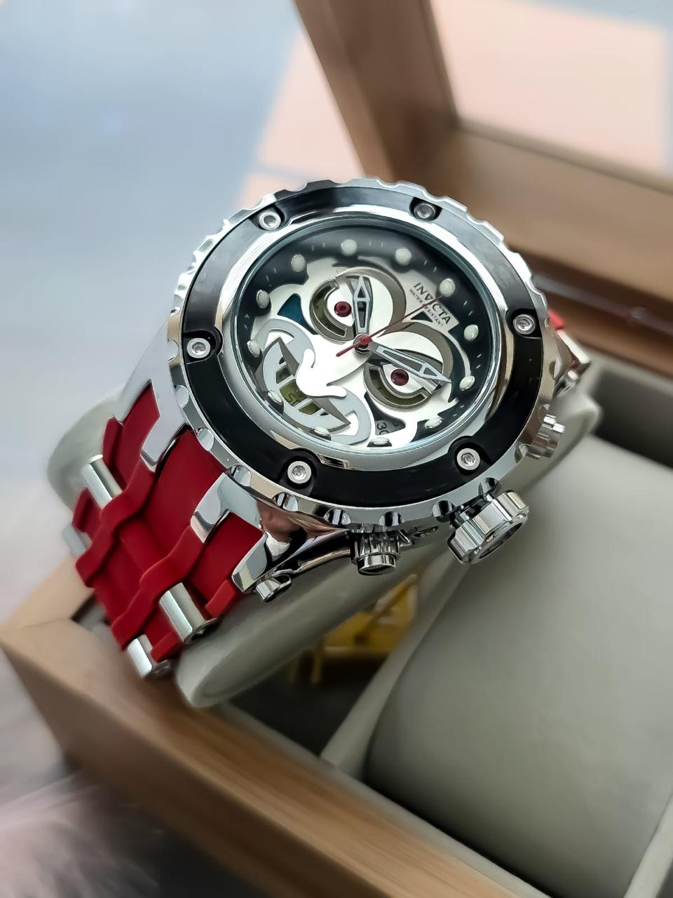 Reloj Invicta para Hombre – Diseño Deportivo y Audaz