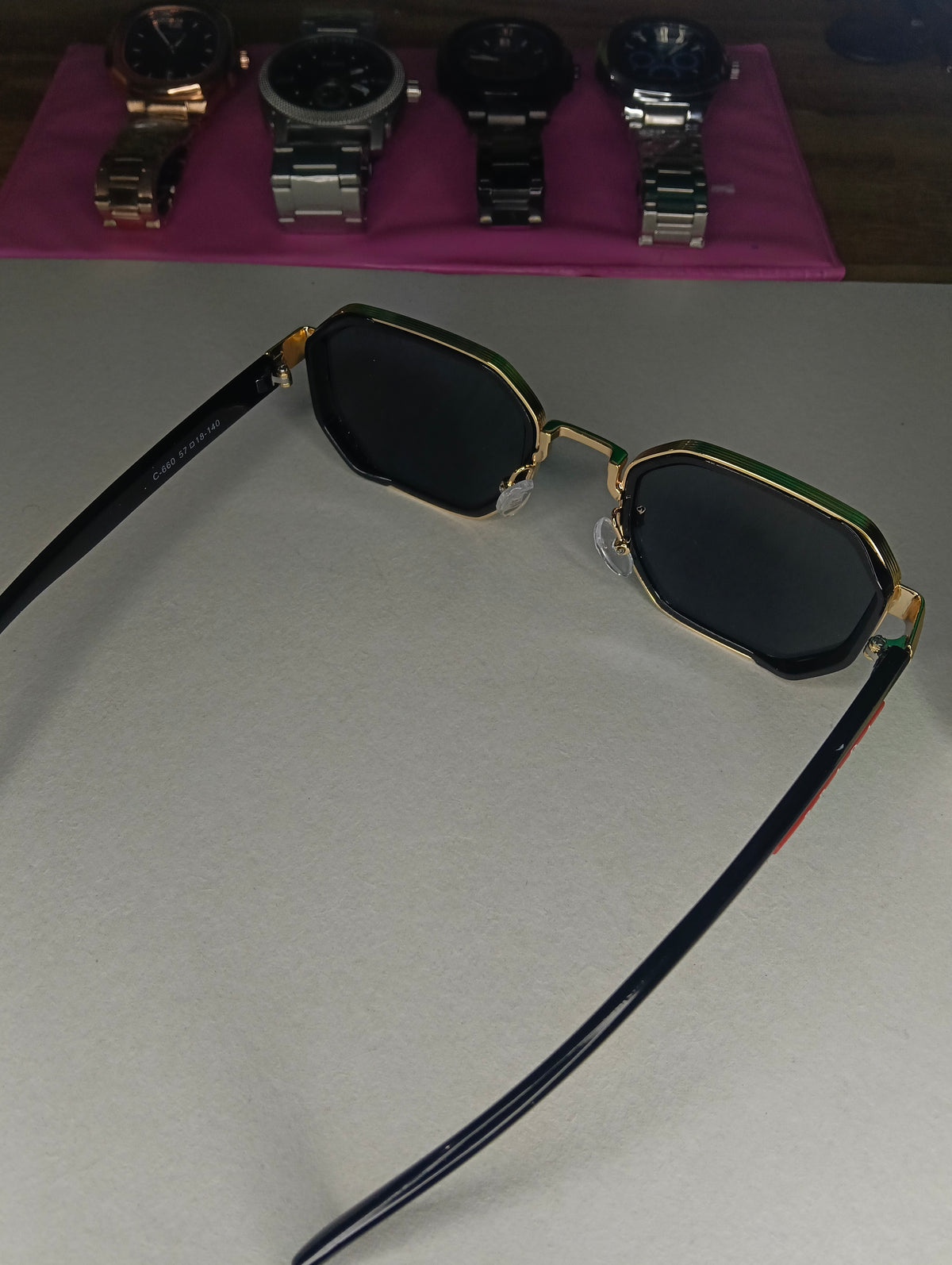 Gafas de Sol Geométricas Negras – Diseño Elegante