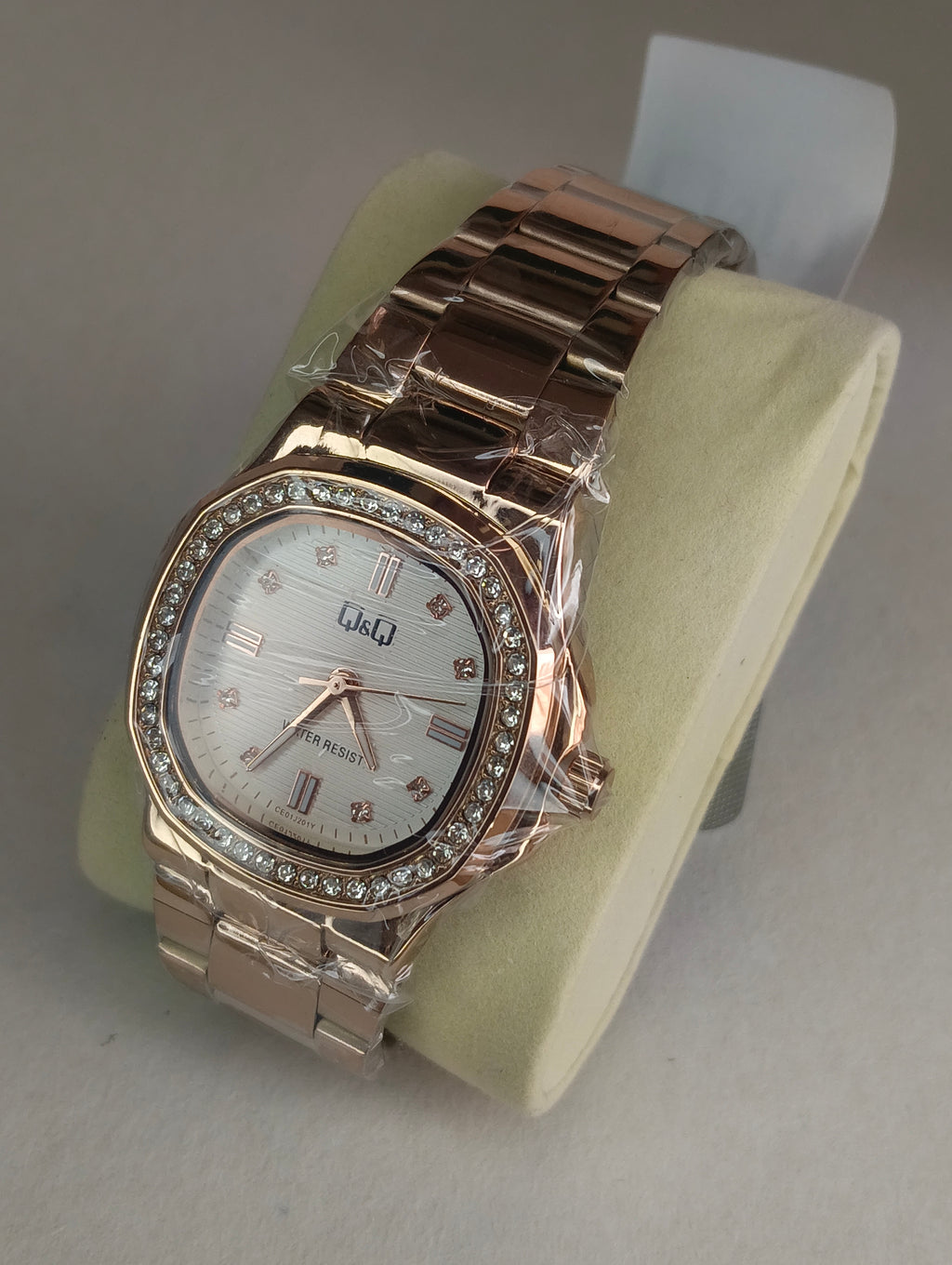 Reloj Q&Q para Dama Elegante Oro Rosa con Cristales – Acero Inoxidable y Resistencia al Agua