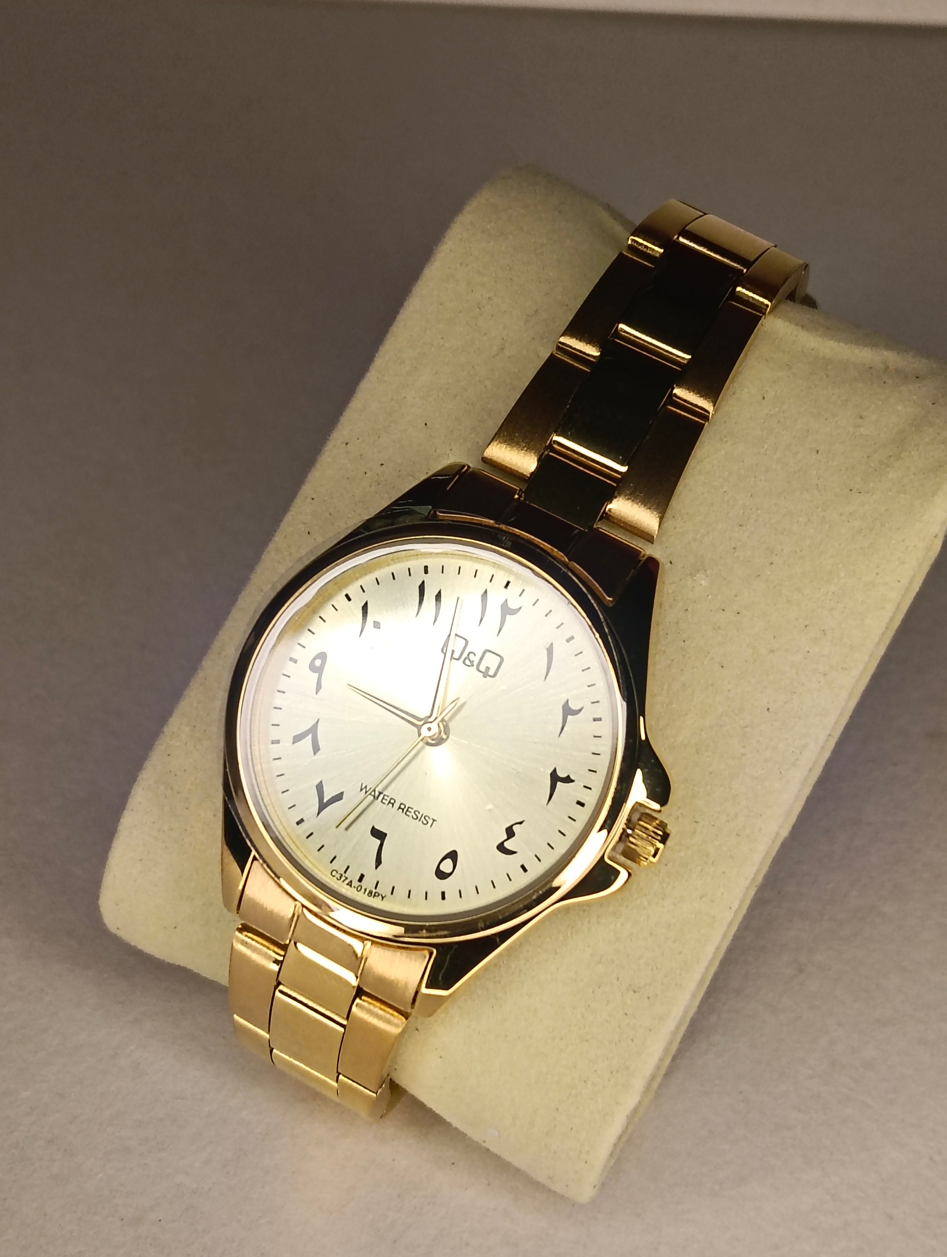 Reloj Q&Q para Mujer Dorado | Esfera Blanca con Números Árabes | Elegancia Clásica
