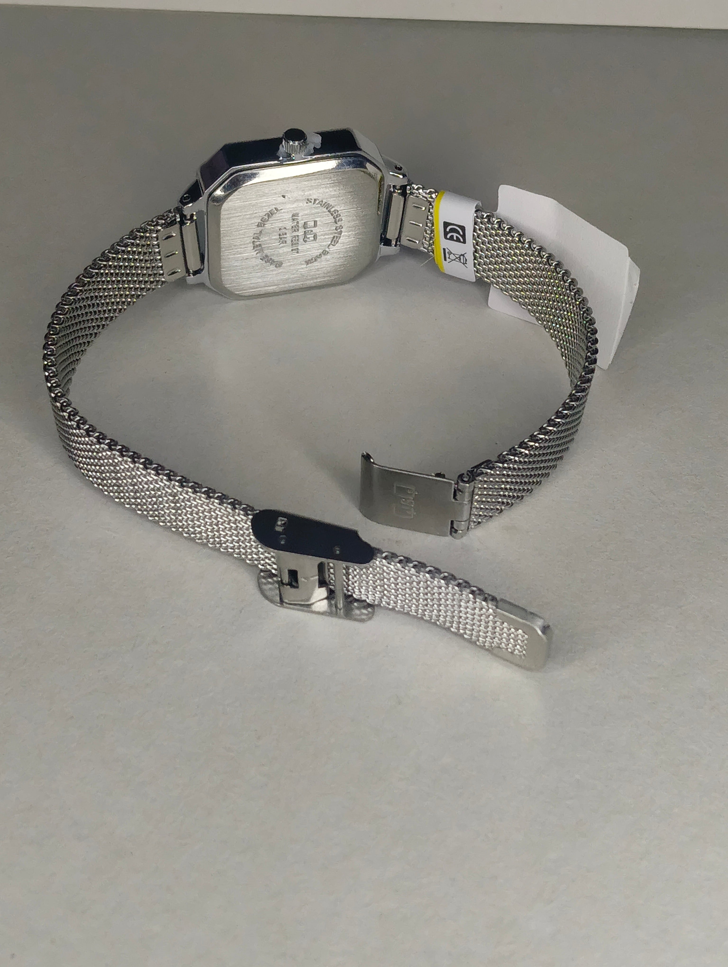 Reloj Q&Q para Mujer Plateado con Pulsera Milanesa | Diseño Cuadrado Elegante | Movimiento Japonés