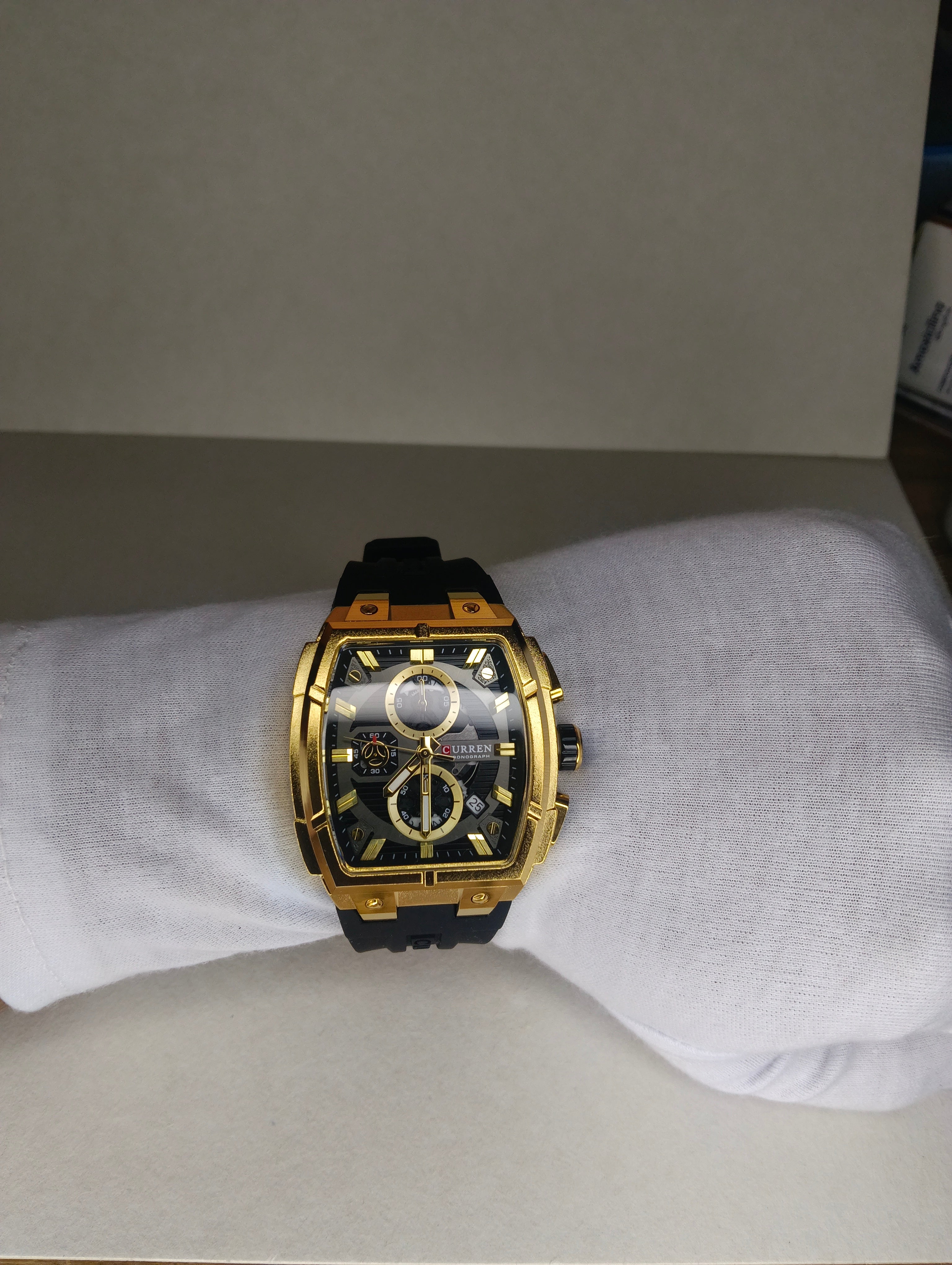 Reloj Curren Cronógrafo para Hombre | Caja Dorada | Pulso de Silicona | Quartz