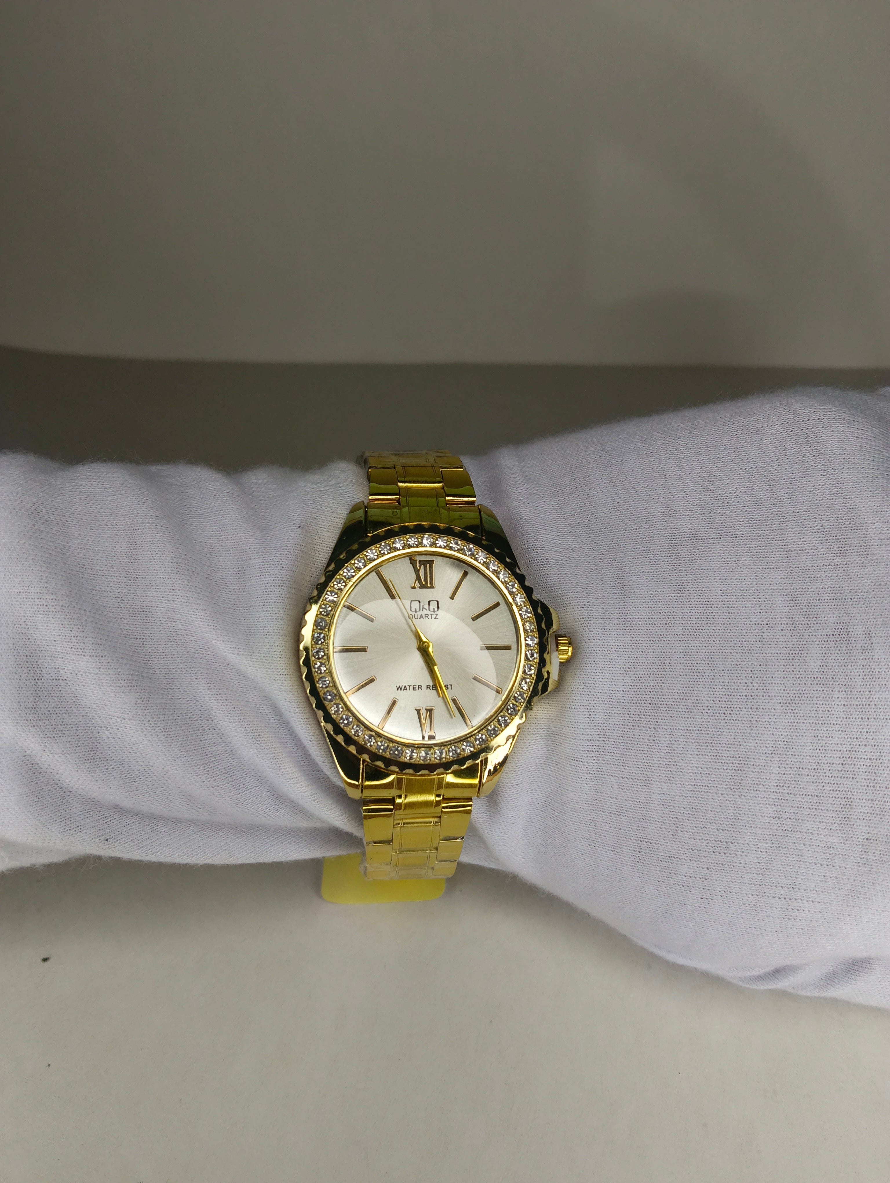 Reloj Q&Q Dorado para Dama con Bisel Decorado