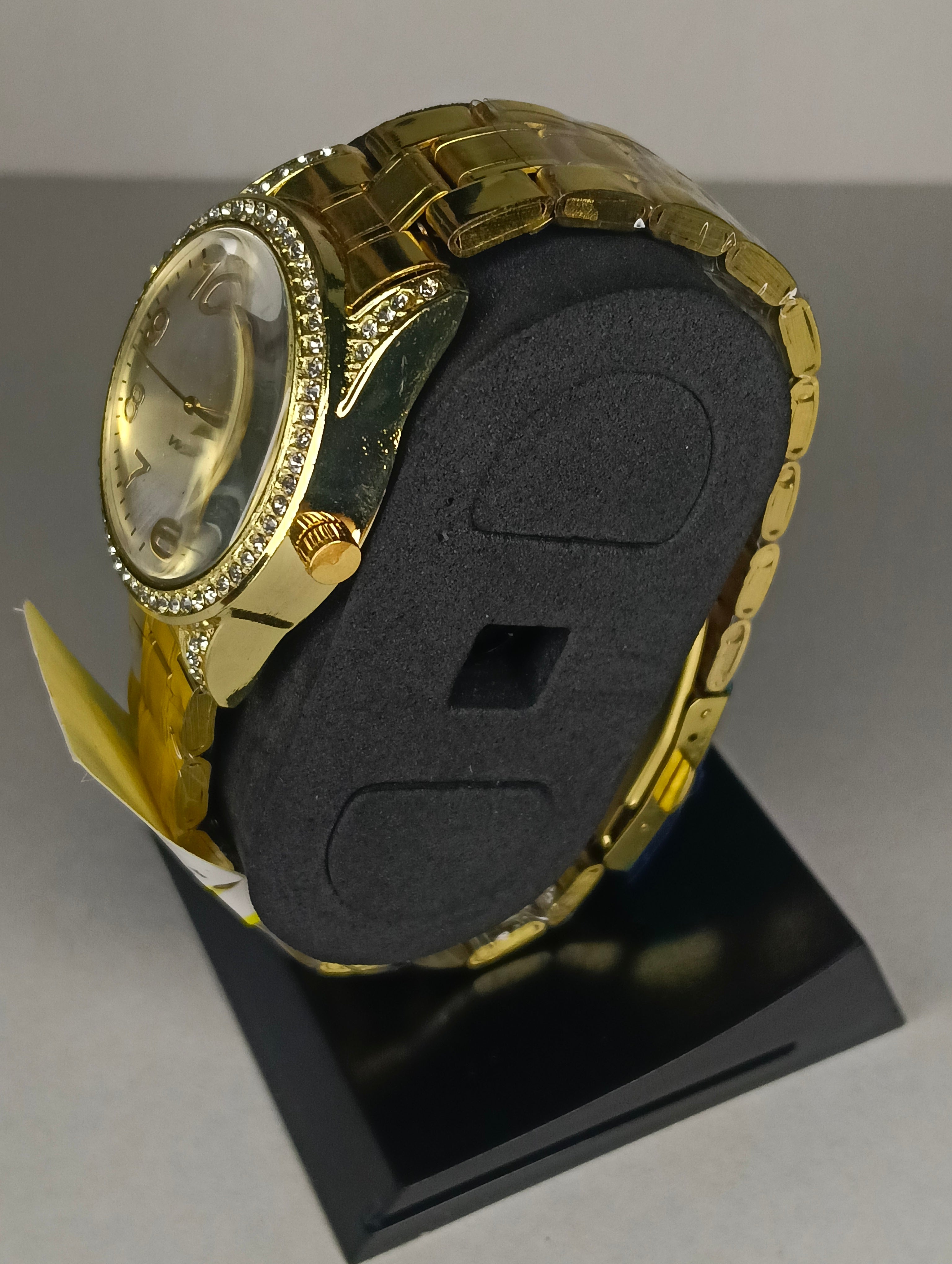 Reloj Q&Q Dorado para Dama con Bisel de Cristales