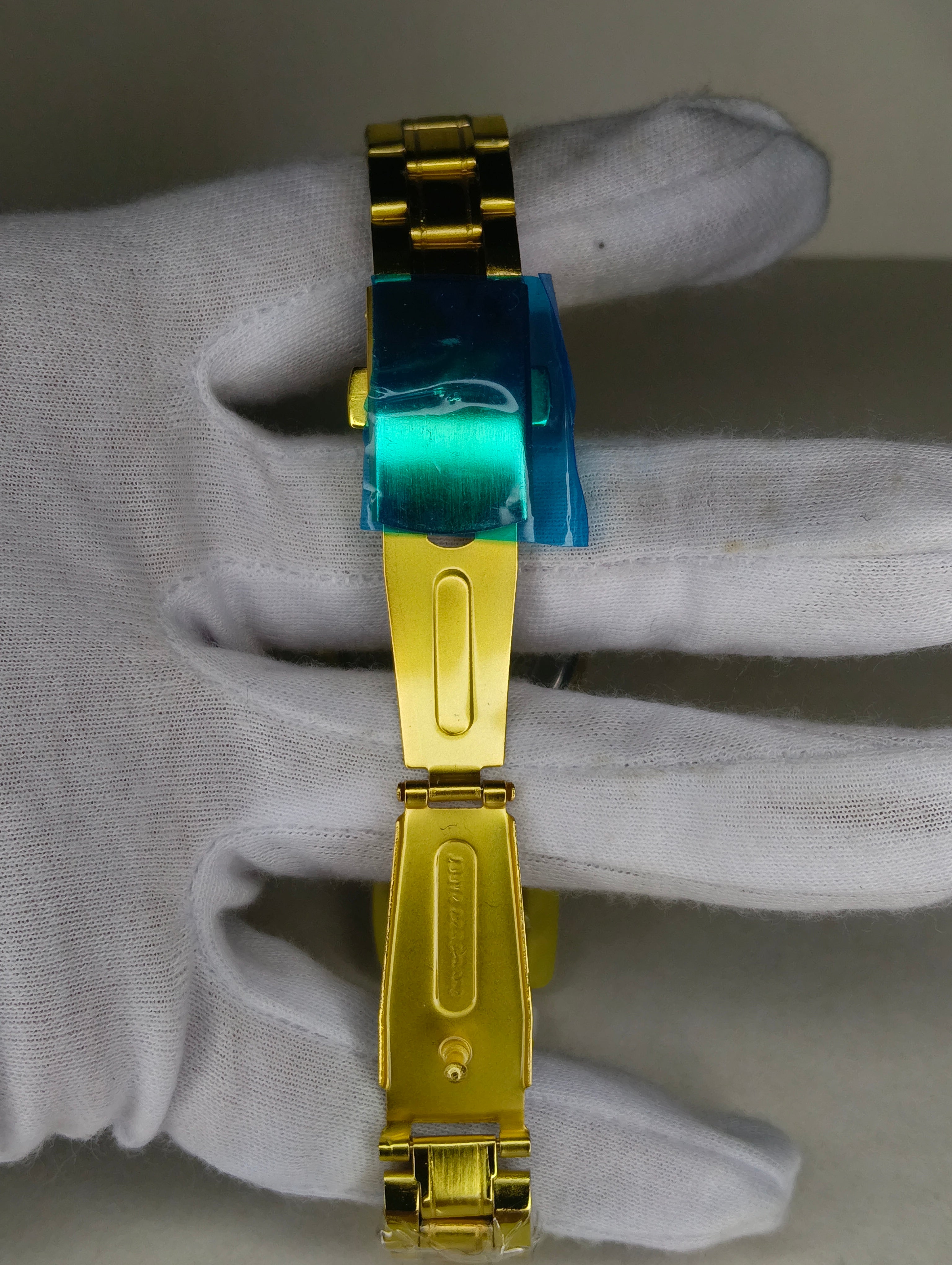 Reloj Q&Q Dorado para Dama con Bisel de Cristales