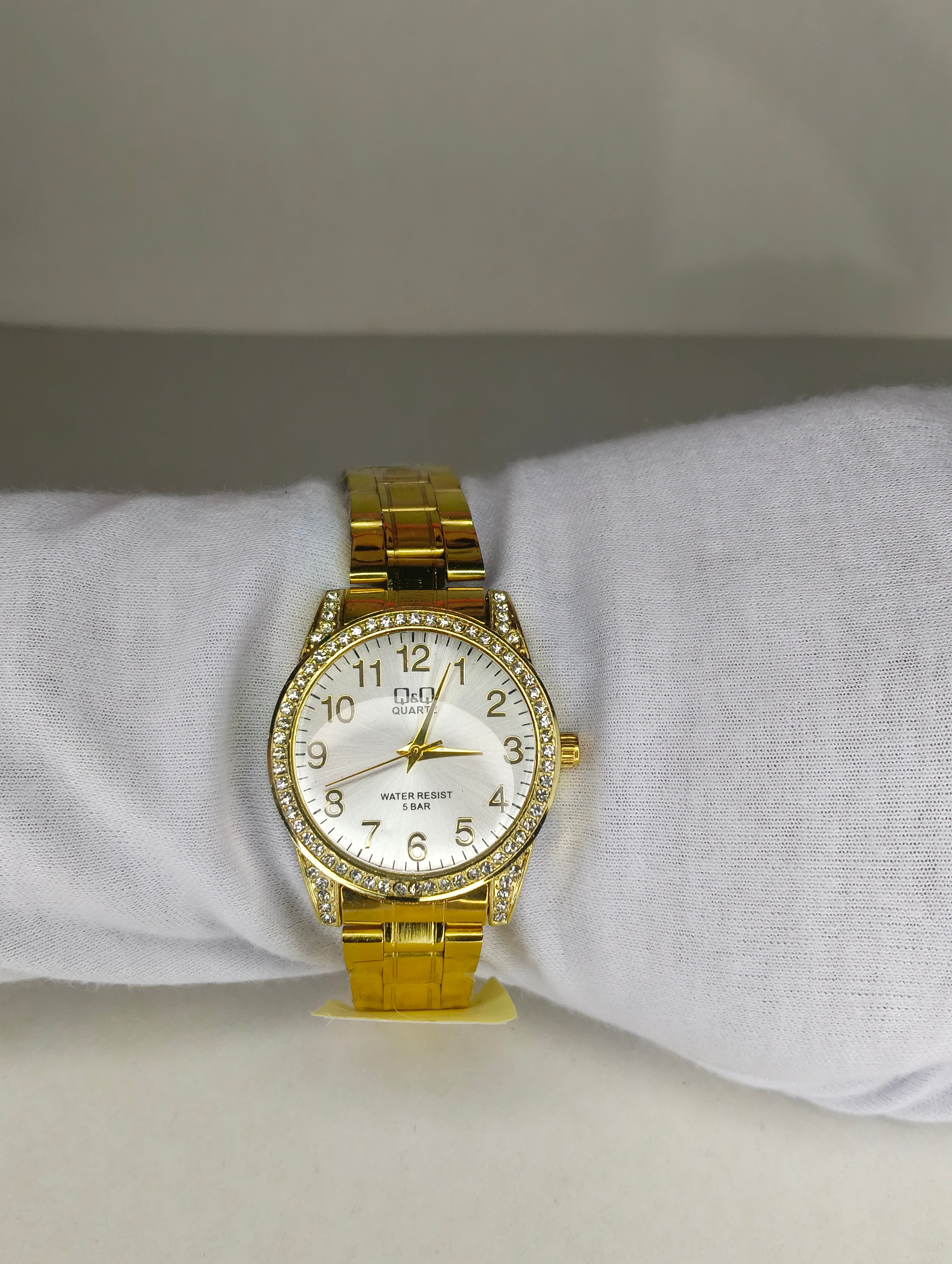 Reloj Q&Q Dorado para Dama con Bisel de Cristales