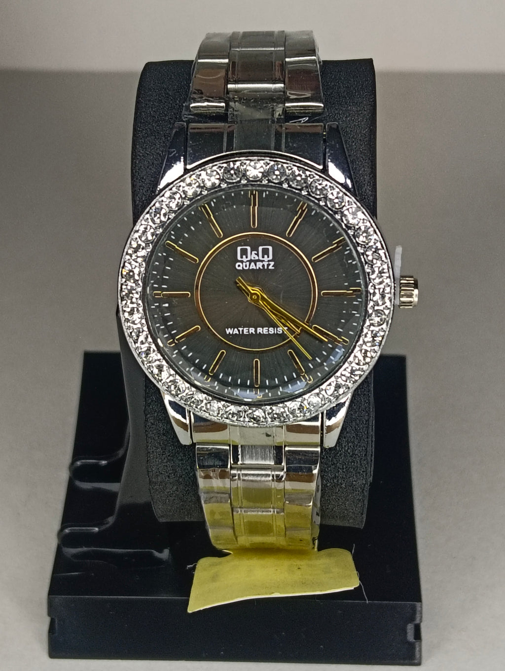 Reloj Q&Q para Dama Plateado con Bisel de Cristales