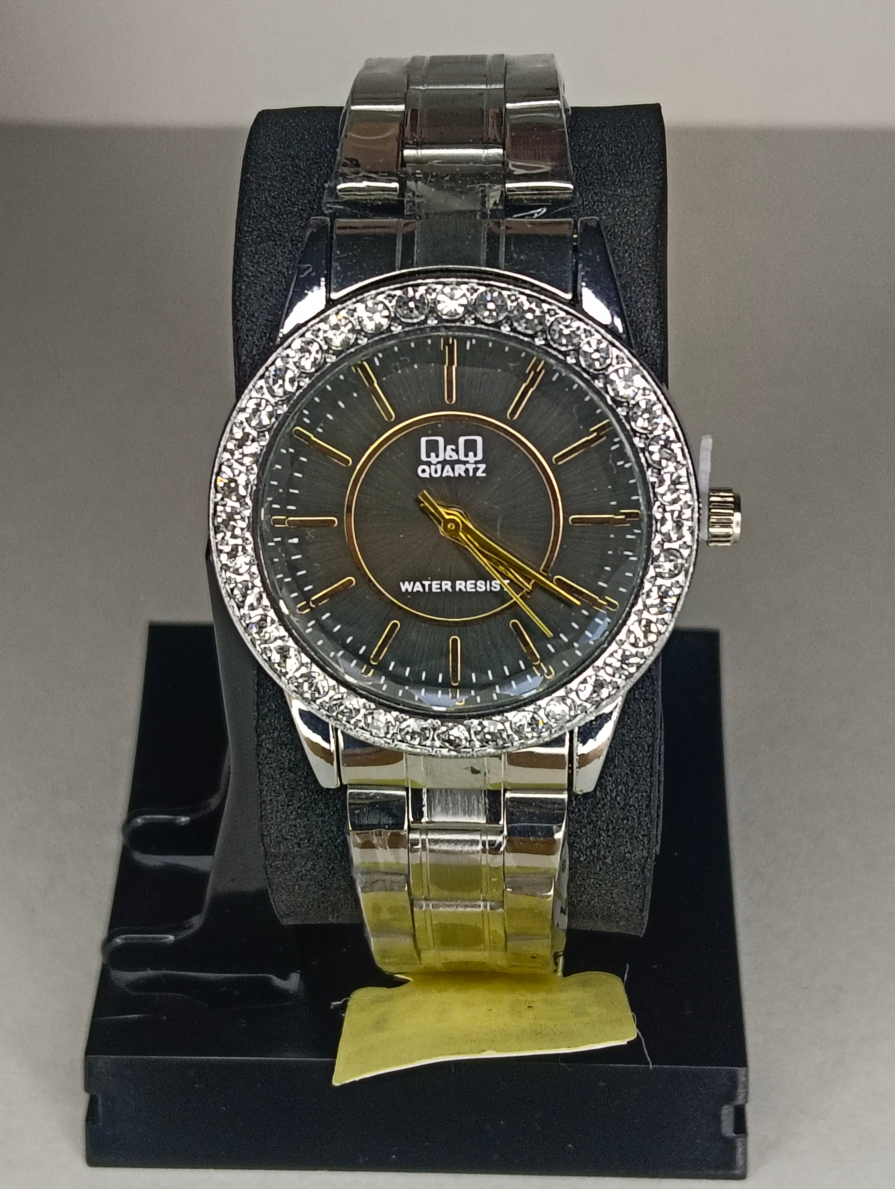 Reloj Q&Q para Dama Plateado con Bisel de Cristales