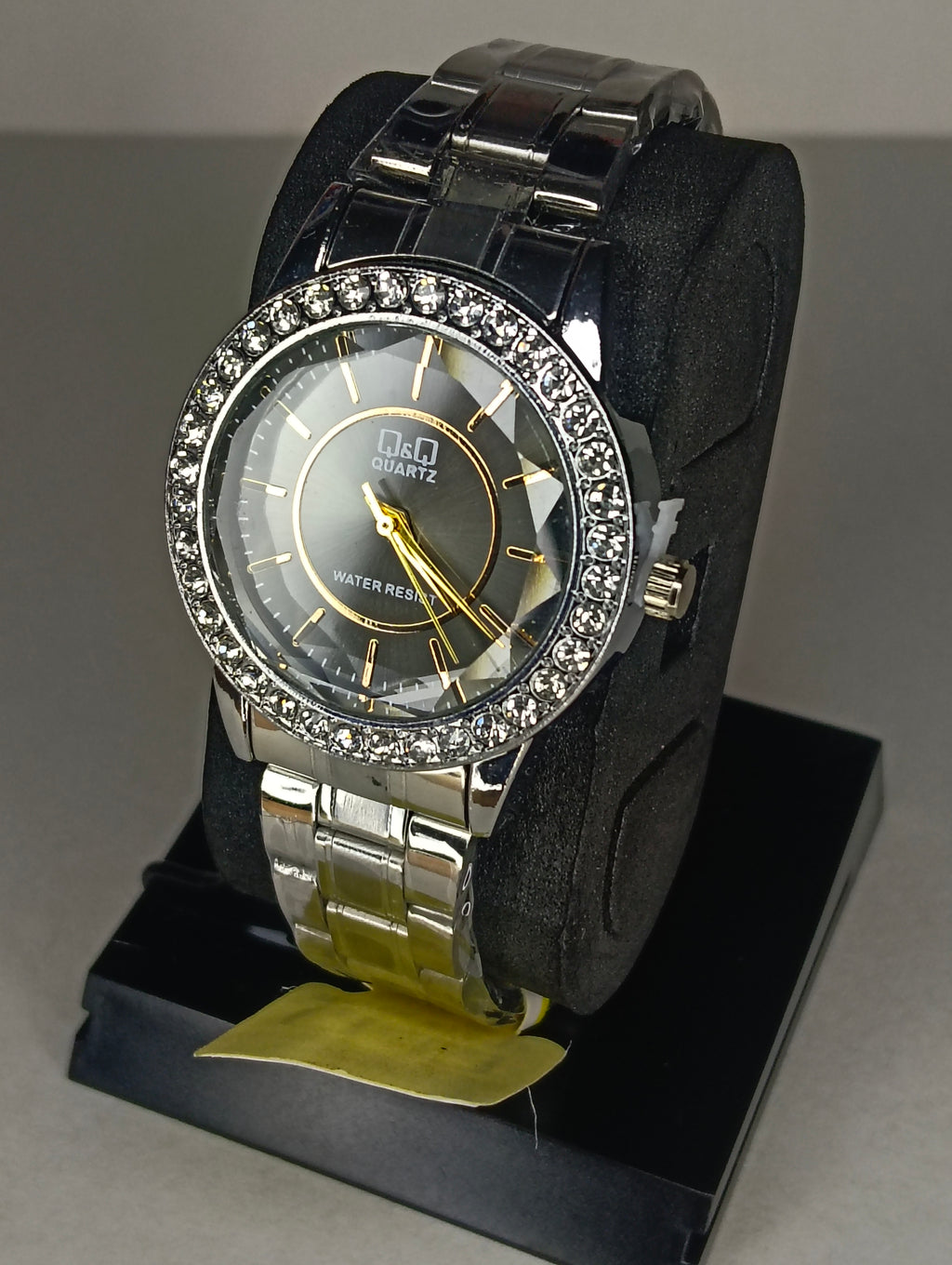 Reloj Q&Q para Dama Plateado con Bisel de Cristales