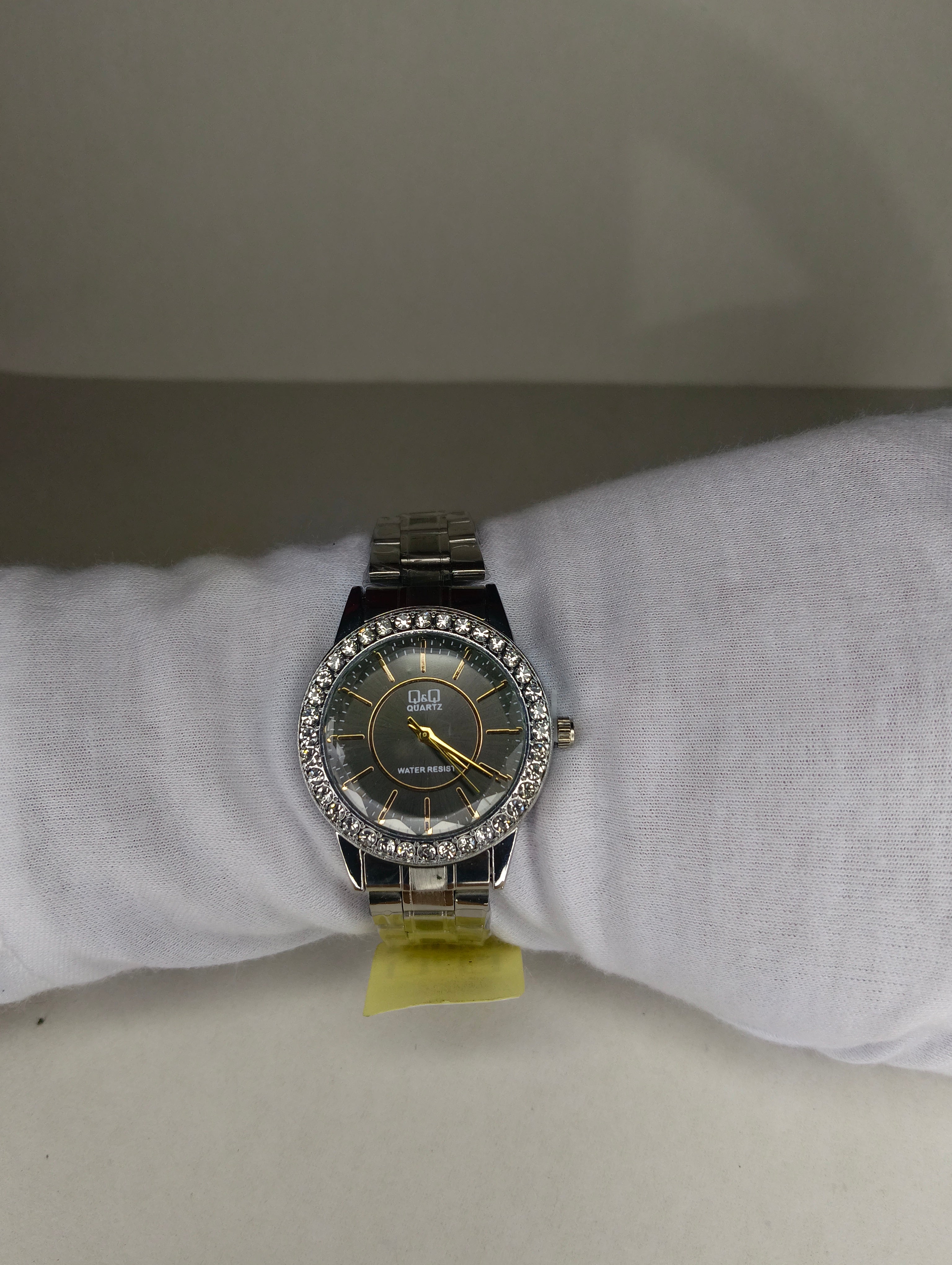 Reloj Q&Q para Dama Plateado con Bisel de Cristales