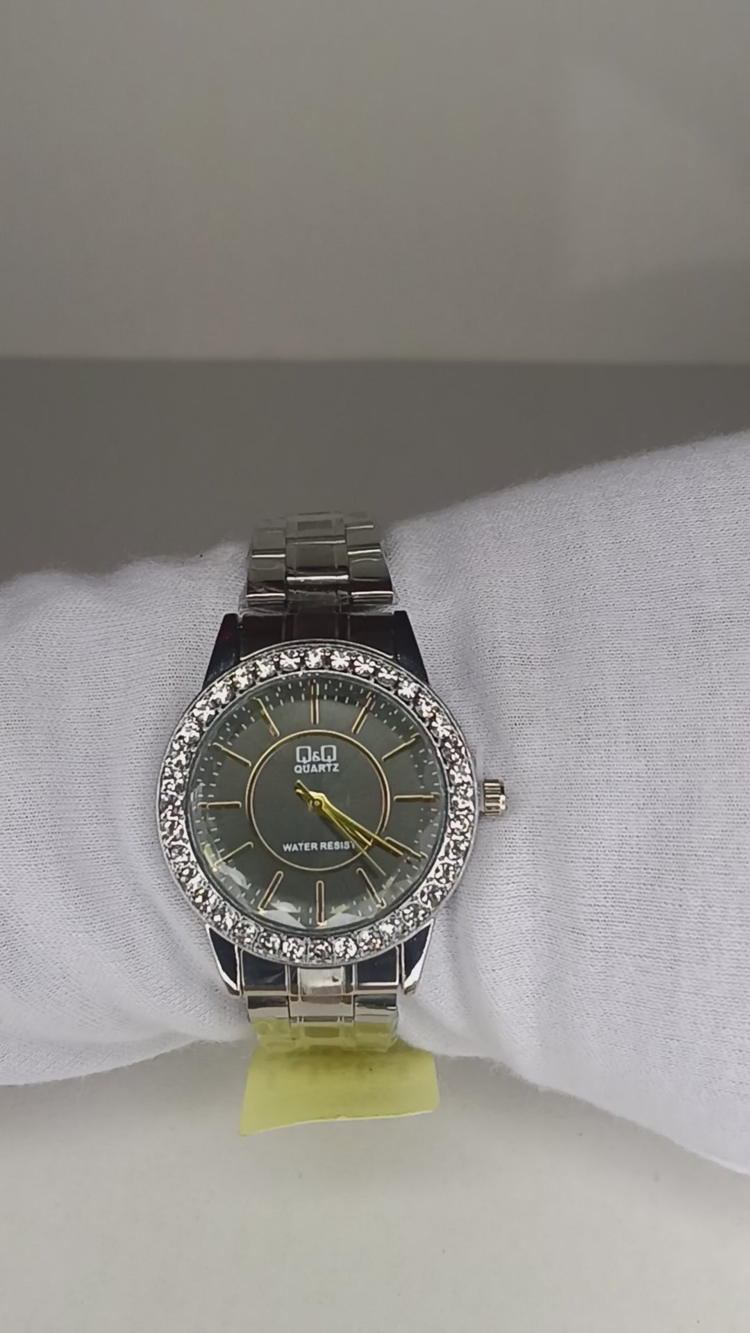 Reloj Q&Q para Dama Plateado con Bisel de Cristales