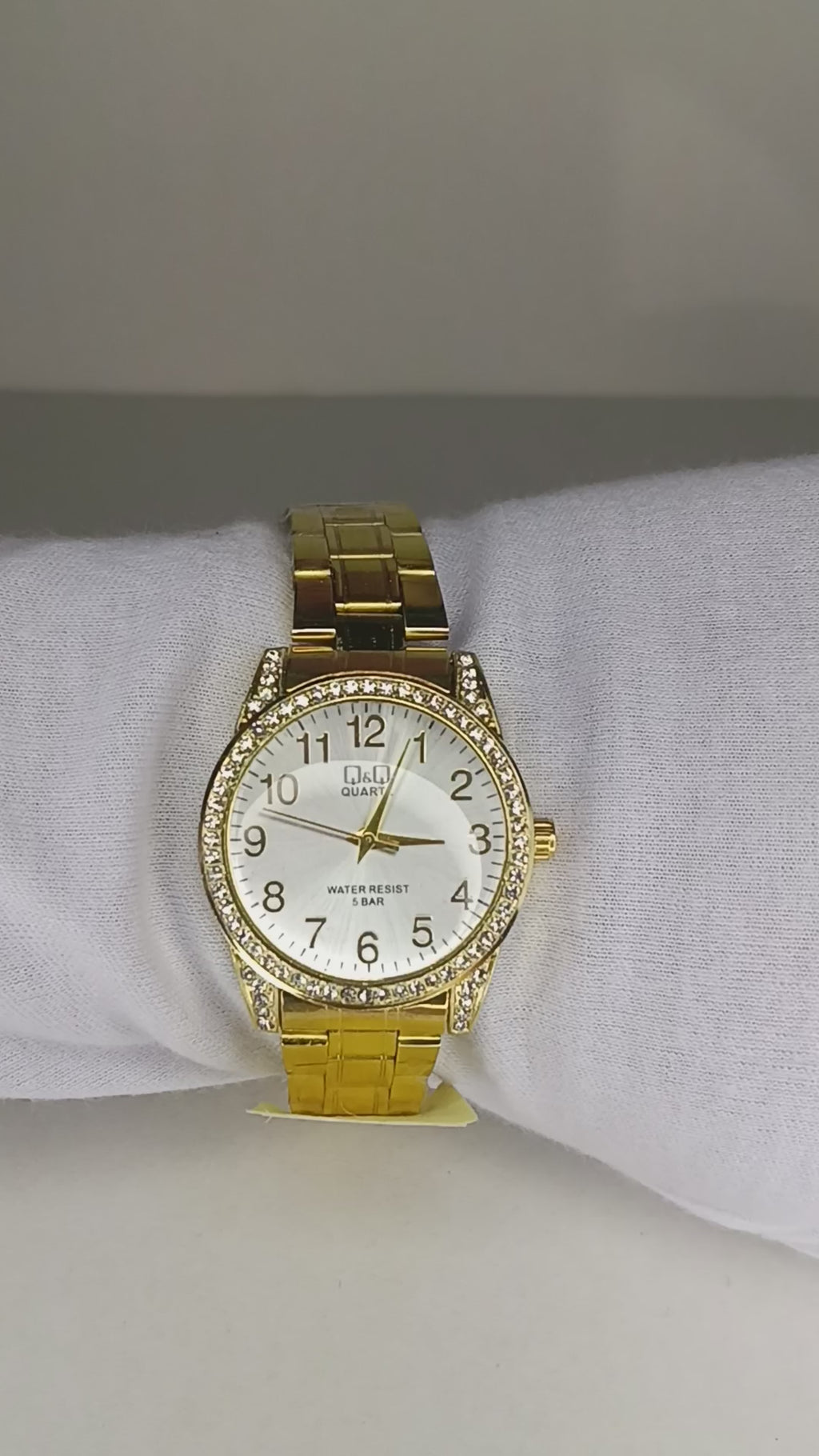 Reloj Q&Q Dorado para Dama con Bisel de Cristales