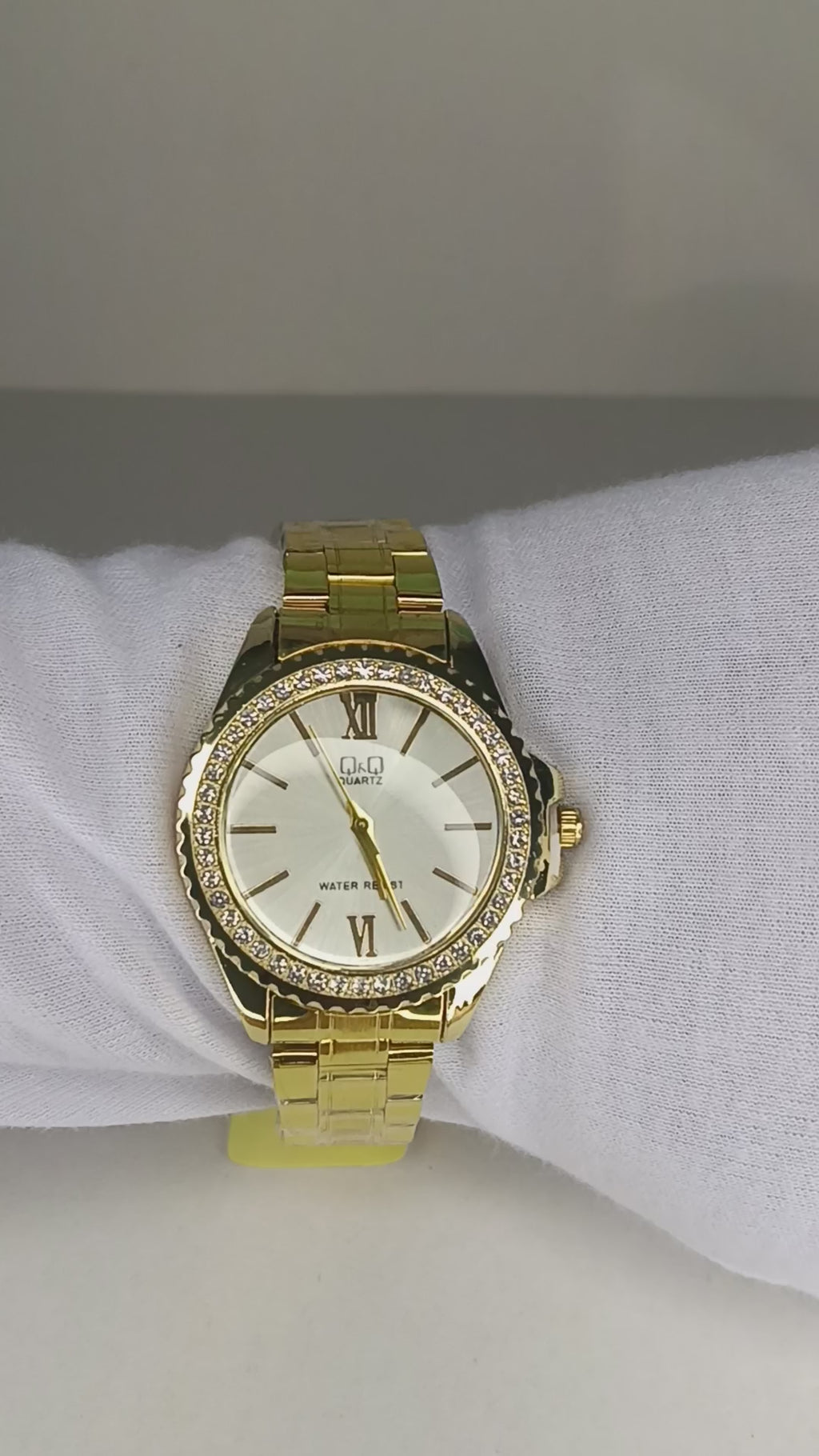 Reloj Q&Q Dorado para Dama con Bisel Decorado
