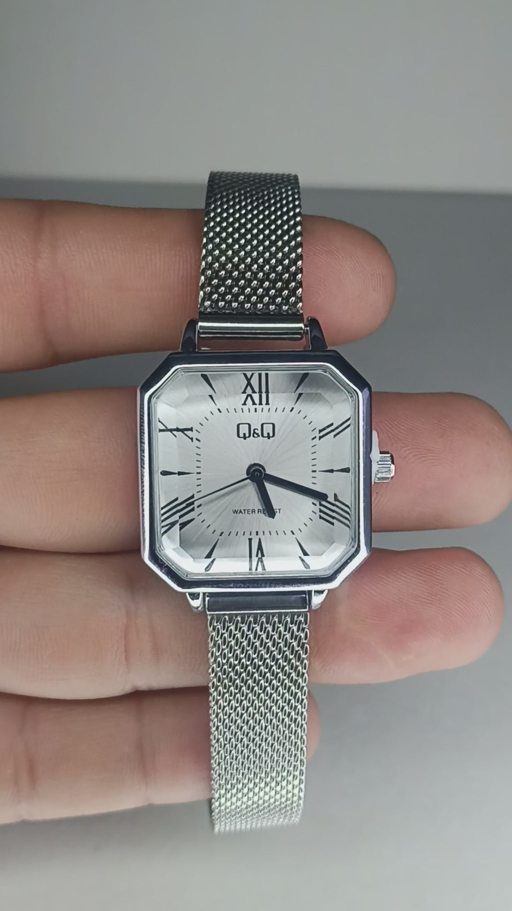 Reloj Q&Q para Mujer Plateado con Pulsera Milanesa | Diseño Cuadrado Elegante | Movimiento Japonés
