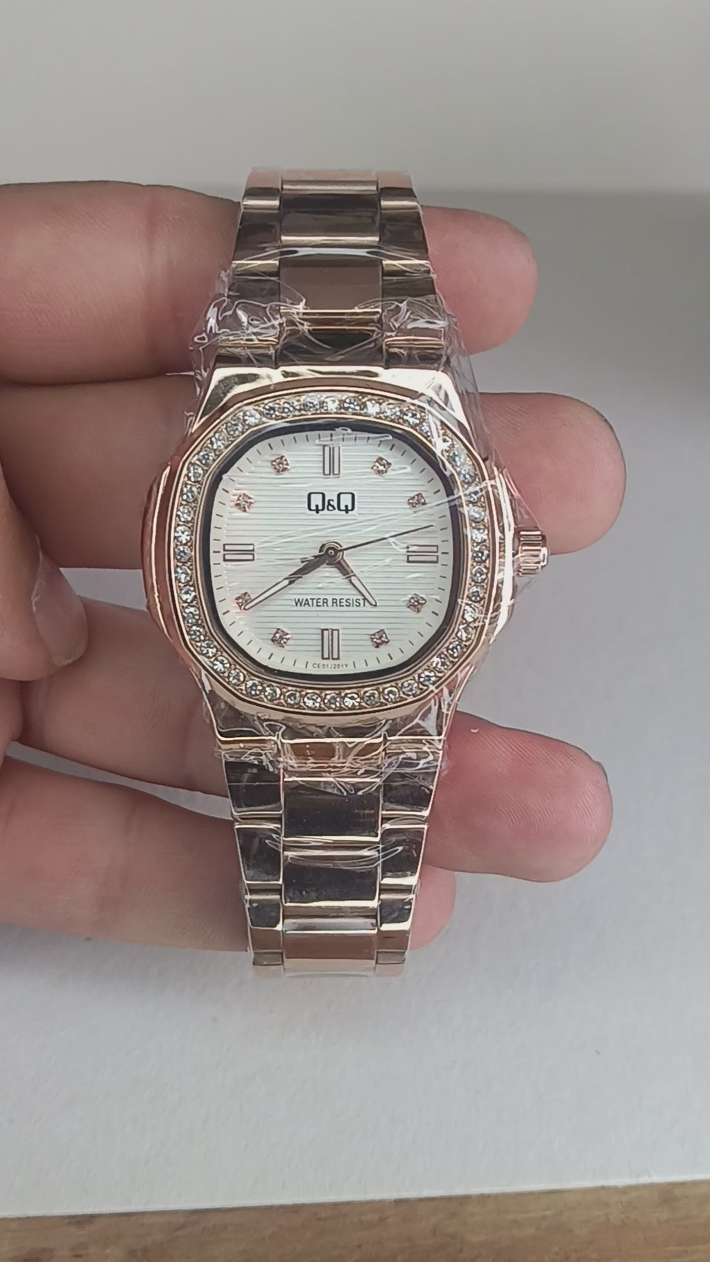 Reloj Q&Q para Dama Elegante Oro Rosa con Cristales – Acero Inoxidable y Resistencia al Agua